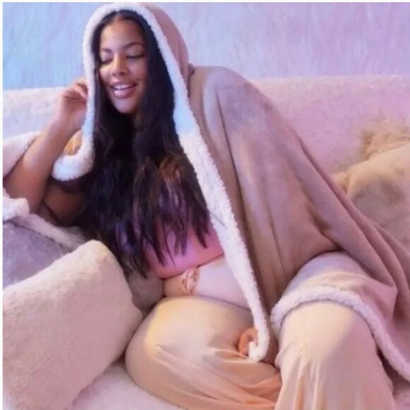 Socialite Hooded Sherpa Throw NWT 🆕 - Picture 10 of 16